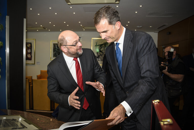 Снимка 8: Formal sitting : King FELIPE VI of SPAIN and Martin SCHULZ - EP President exchange gifts.