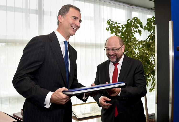 Снимка 4: Formal sitting : King FELIPE VI of SPAIN and Martin SCHULZ - EP President exchange gifts.