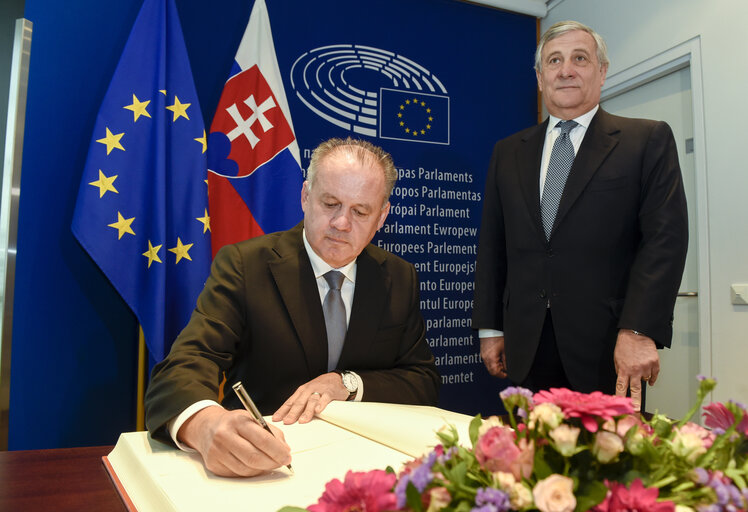 Valokuva 7: Official visit of the President of the Slovak Republic to the European Parliament in Strasbourg - Signature of the Distinguished visitors book