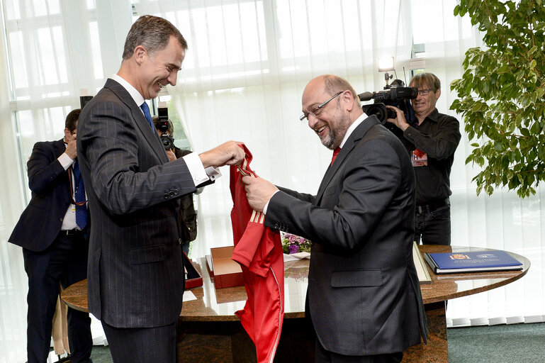 Снимка 16: Official visit of the King of Spain to the European Parliament in Strasbourg.  Gifts