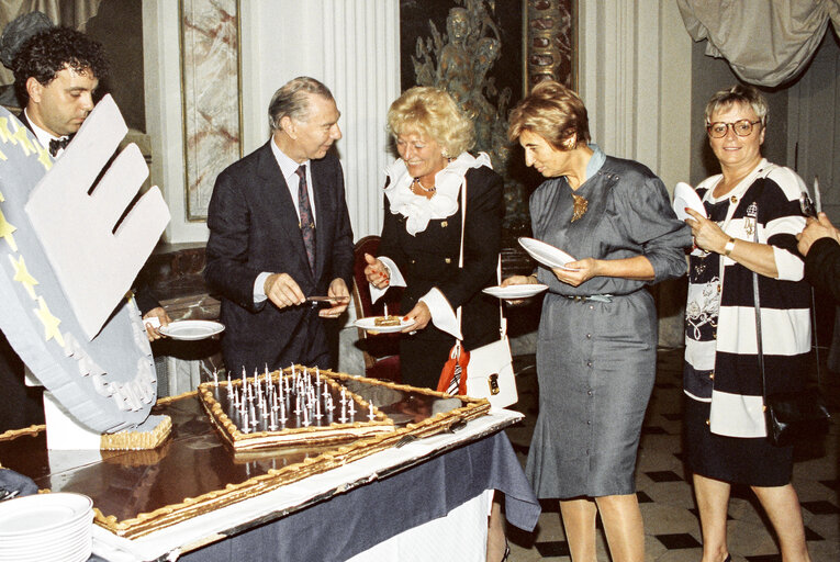 Fotogrāfija 4: Reception on the occasion of the unveiling of the memorial tablet bearing the effigy of Robert Schuman