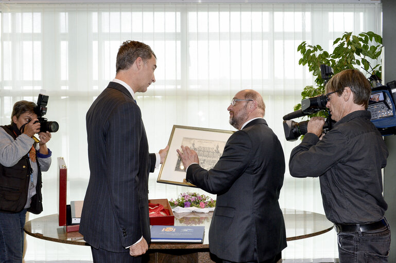 Снимка 13: Official visit of the King of Spain to the European Parliament in Strasbourg.  Gifts