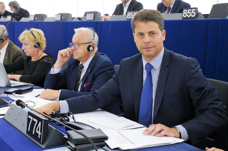 Fotó 4: Miroslaw PIOTROWSKI in plenary session week 41 2015 in Strasbourg during votes