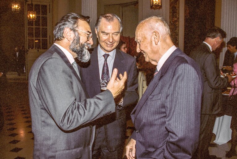 Fotogrāfija 9: Reception on the occasion of the unveiling of the memorial tablet bearing the effigy of Robert Schuman