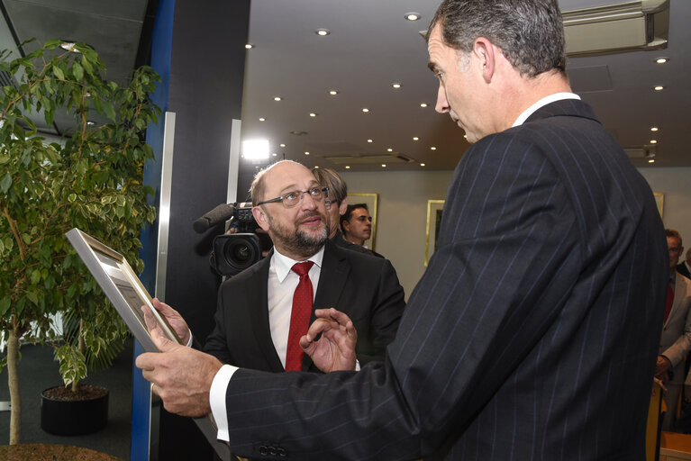 Снимка 3: Formal sitting : King FELIPE VI of SPAIN and Martin SCHULZ - EP President exchange gifts.