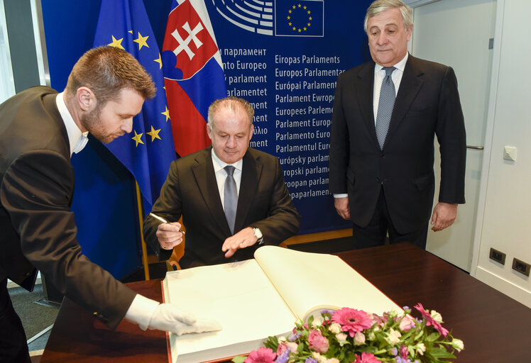 Valokuva 8: Official visit of the President of the Slovak Republic to the European Parliament in Strasbourg - Signature of the Distinguished visitors book