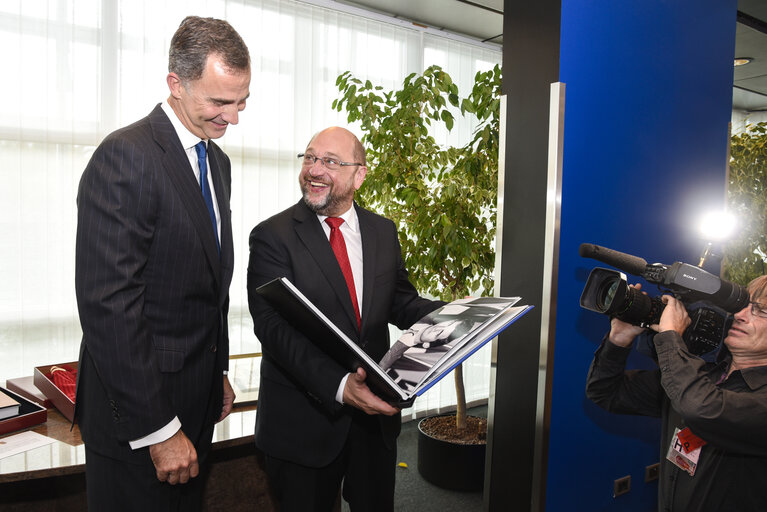 Снимка 1: Formal sitting : King FELIPE VI of SPAIN and Martin SCHULZ - EP President exchange gifts.