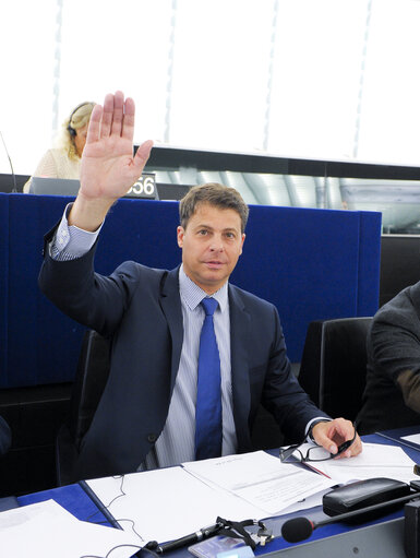 Снимка 2: Miroslaw PIOTROWSKI in plenary session week 41 2015 in Strasbourg during votes