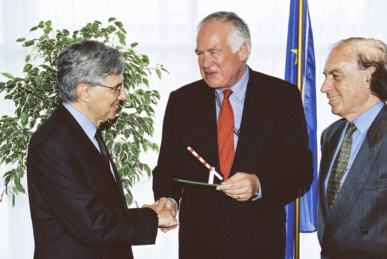 Fotografia 24: Members of the Kangaroo group meet with Greek Deputy Minister for Foreign Affairs