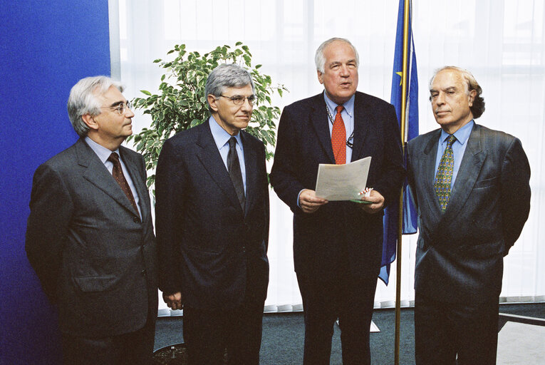 Fotografia 23: Members of the Kangaroo group meet with Greek Deputy Minister for Foreign Affairs