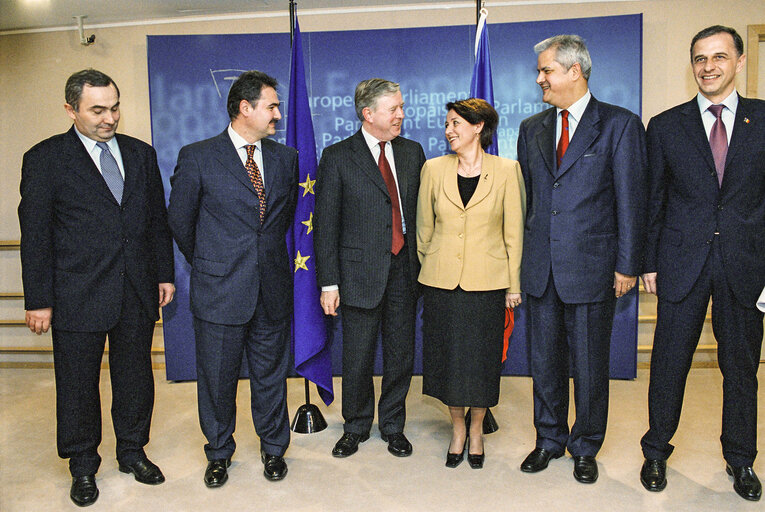 Fotografija 8: Pat COX - EP President meets with Adrian NASTASE, Prime Minister of Romania