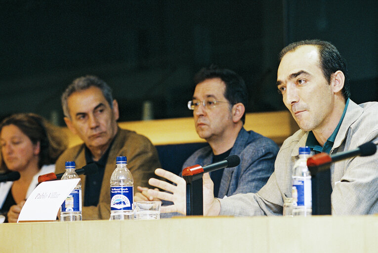 Fotografie 1: Press conference on maritime safety with members of the Nunca Mais collective