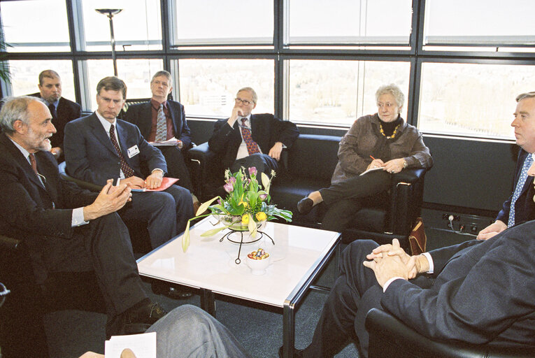 Foto 14: Pat COX - EP President meets with Luxembourg Minister for Humanitarian Aid, and the President of the International Committee of the Red Cross