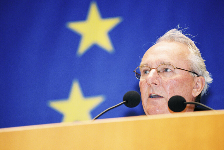 Photo 3: EP Vice President James L.C. PROVAN presides over a plenary session in Brussels