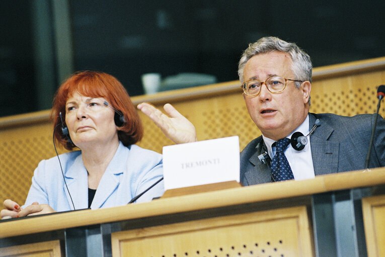 Fotografija 29: ECON Committee - Discussion with Italian Finance Minister