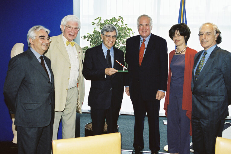 Fotografie 21: Members of the Kangaroo group meet with Greek Deputy Minister for Foreign Affairs