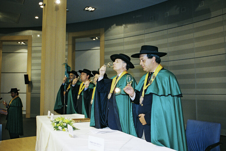 Photo 1: EP President is honored by the Confraria do Vinho Verde