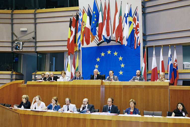 Photo 4: EP Vice President James L.C. PROVAN presides over a plenary session in Brussels