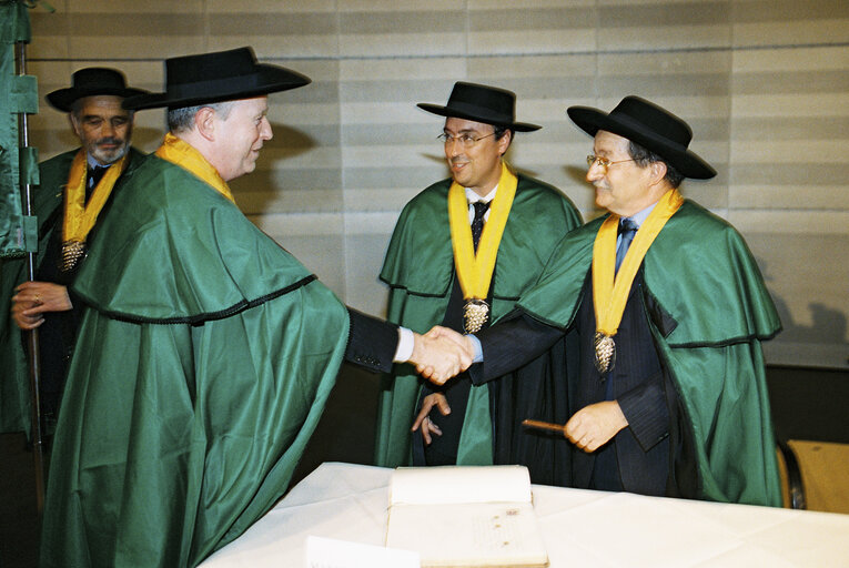 Photo 3: EP President is honored by the Confraria do Vinho Verde