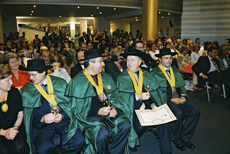 Photo 4: EP President is honored by the Confraria do Vinho Verde