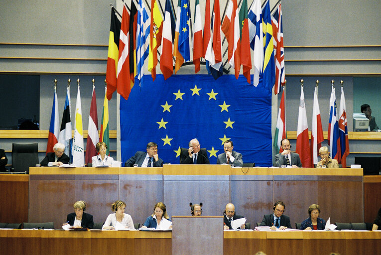 Photo 6: EP Vice President James L.C. PROVAN presides over a plenary session in Brussels