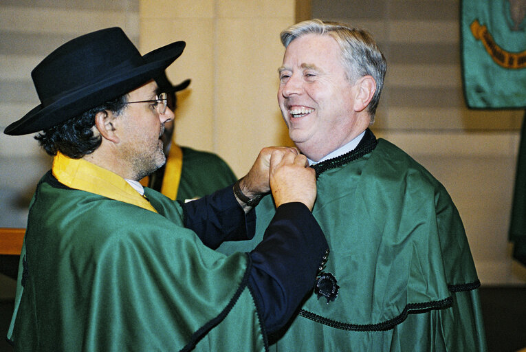 Photo 6: EP President is honored by the Confraria do Vinho Verde