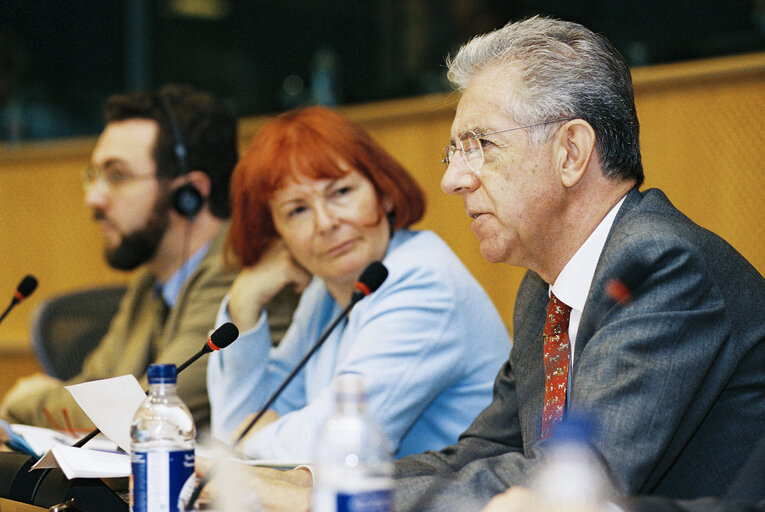 Fotografija 5: ECON Committee - Discussion with Competition Commissioner Mario MONTI