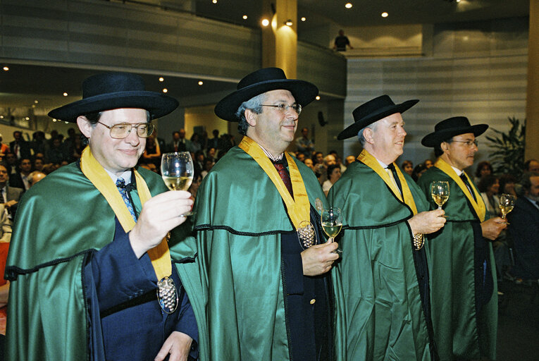 Photo 8: EP President is honored by the Confraria do Vinho Verde