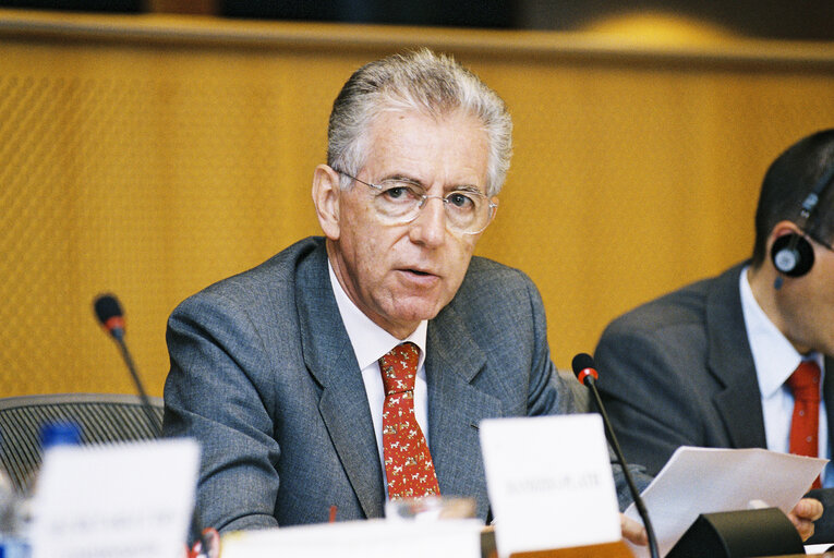 Fotografija 4: ECON Committee - Discussion with Competition Commissioner Mario MONTI