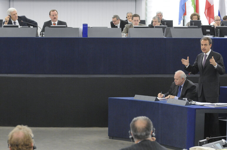 Valokuva 10: Plenary session in Strasbourg - Spanish Prime Minister Jose Luis Rodríguez Zapatero debates with MEPs the programme of the Spanish presidency of the Council during the first half of 2010