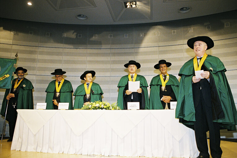 Photo 9: EP President is honored by the Confraria do Vinho Verde