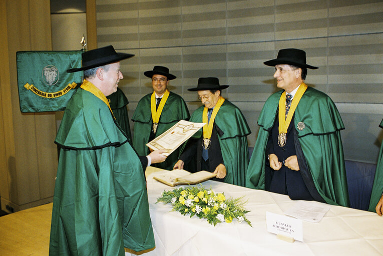 Photo 10: EP President is honored by the Confraria do Vinho Verde