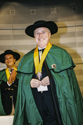 Photo 2: EP President is honored by the Confraria do Vinho Verde