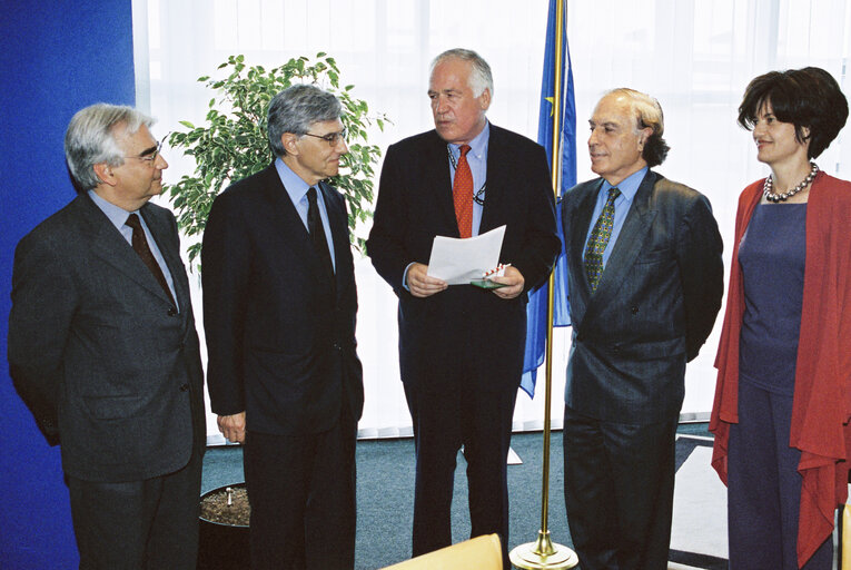 Fotografia 12: Members of the Kangaroo group meet with Greek Deputy Minister for Foreign Affairs