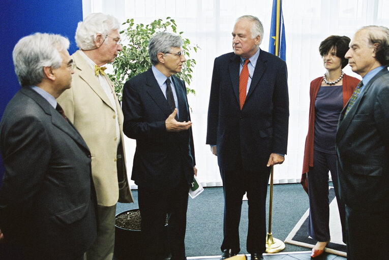 Fotografie 19: Members of the Kangaroo group meet with Greek Deputy Minister for Foreign Affairs