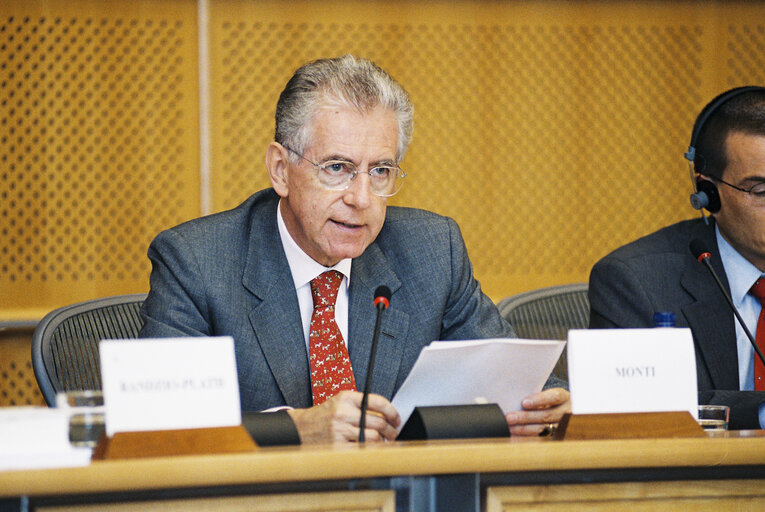 Fotografija 1: ECON Committee - Discussion with Competition Commissioner Mario MONTI