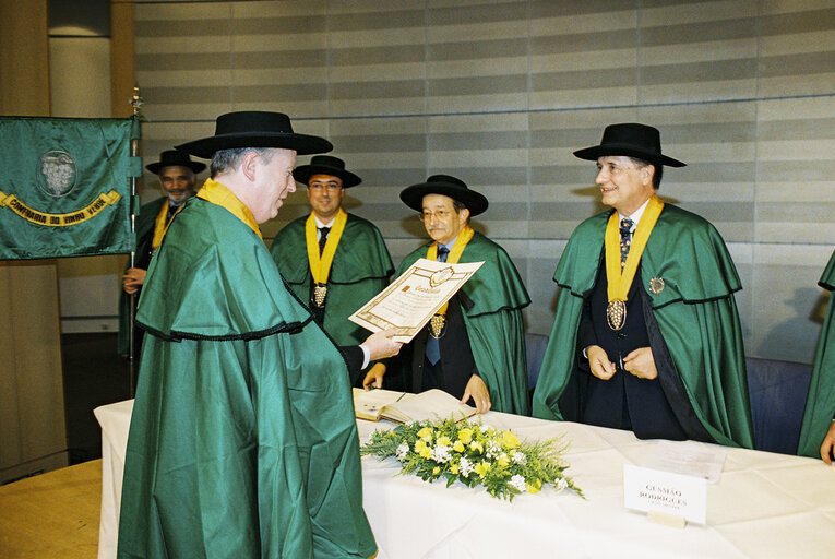 Photo 17: EP President is honored by the Confraria do Vinho Verde