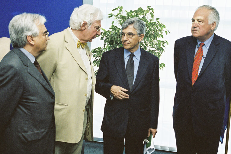 Fotografia 17: Members of the Kangaroo group meet with Greek Deputy Minister for Foreign Affairs