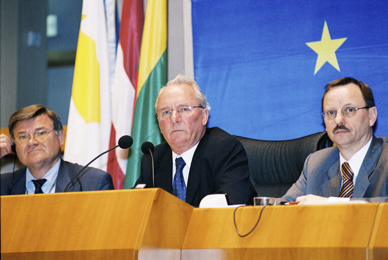 Photo 10: EP Vice President James L.C. PROVAN presides over a plenary session in Brussels