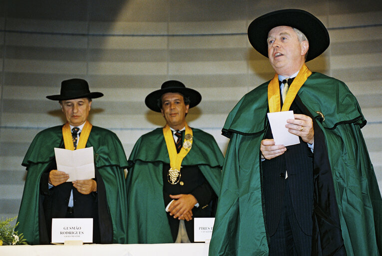 Photo 18: EP President is honored by the Confraria do Vinho Verde