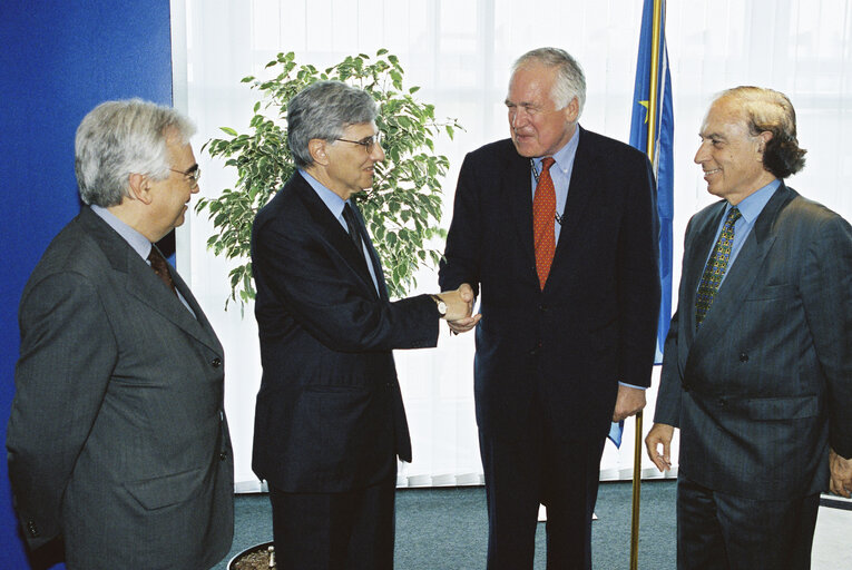 Fotografia 16: Members of the Kangaroo group meet with Greek Deputy Minister for Foreign Affairs