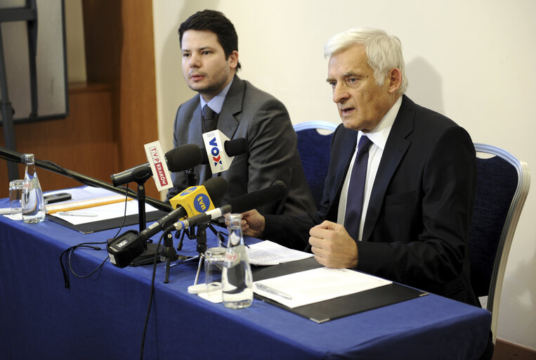 Valokuva 4: CRACOW 27/01/2010  BRIEFING OF THE EP PRESIDENT BEFORE OFFICIAL 65th ANNIVERSARY OF THE LIBERATION OF AUSCHWITZ.