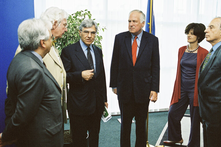 Fotografia 15: Members of the Kangaroo group meet with Greek Deputy Minister for Foreign Affairs