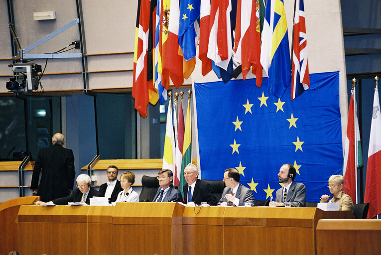 Photo 12: EP Vice President James L.C. PROVAN presides over a plenary session in Brussels