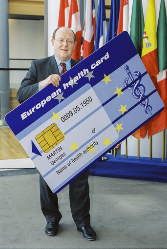 The MEP Jonathan EVANS launches the European Health Card in Strasbourg in March 2002.