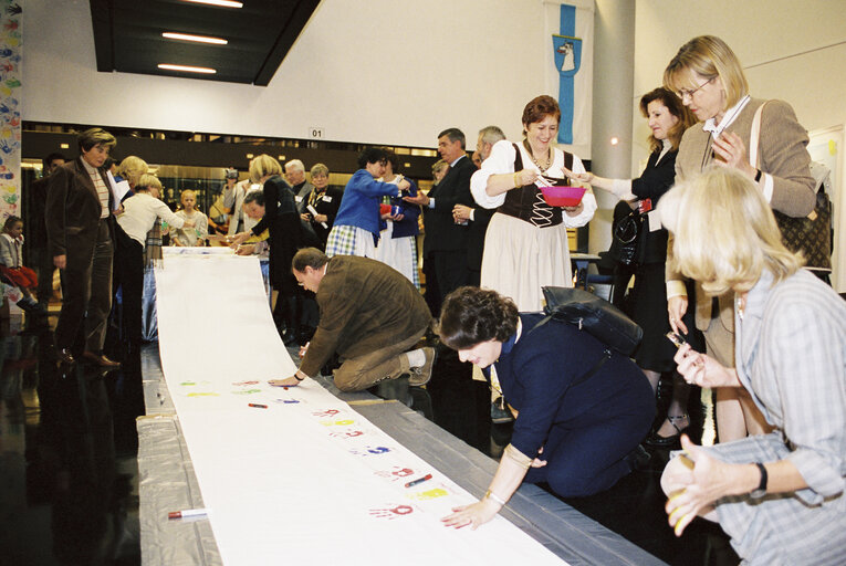 Nuotrauka 3: opening of the exhibition : Ribbon of friendship