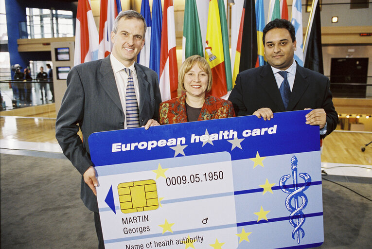 Zdjęcie 19: The MEPs Richard HOWITT, Barbara O'TOOLE, Claude MORAES launch the European Health Card in Strasbourg in March 2002.