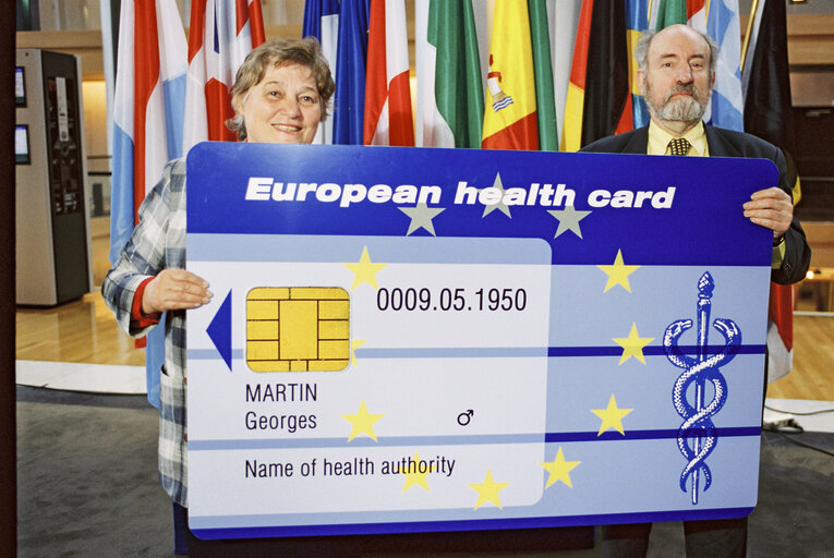 Zdjęcie 17: The MEPs Imelda Mary READ, Phillip WHITEHEAD launch the European Health Card in Strasbourg in March 2002.