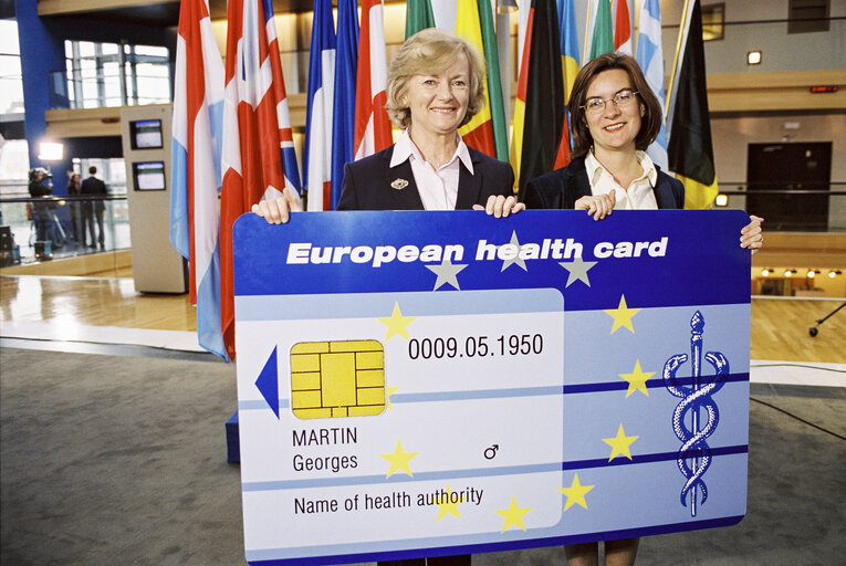 Zdjęcie 16: The MEPs Glenys KINNOCK, Eluned MORGAN launch the European Health Card in Strasbourg in March 2002.