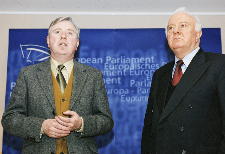 Fotogrāfija 2: Pat COX EP President meets Eduard SHEVARDNADZE, the President of Georgia in Brussels on March 19, 2002.